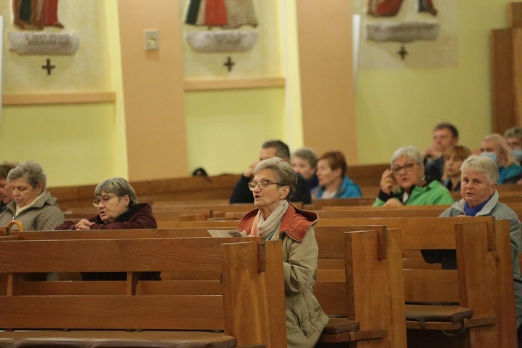 Tablica dwóch kapłanów w Niedomicach