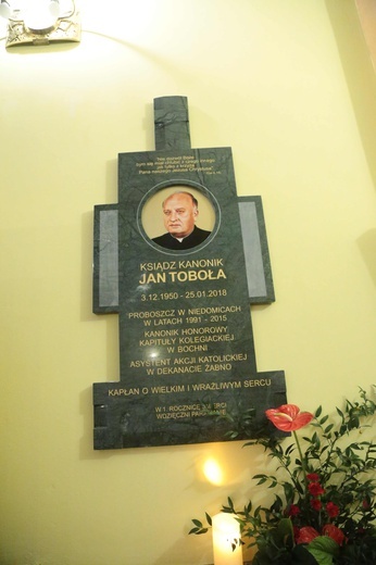 Tablica dwóch kapłanów w Niedomicach