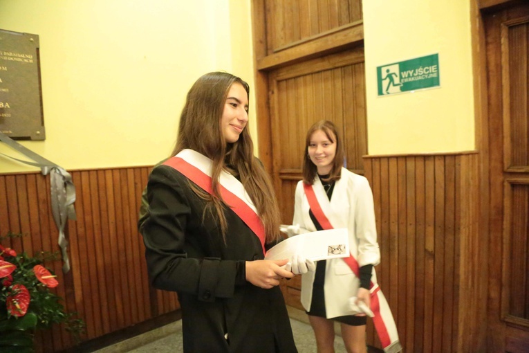 Tablica dwóch kapłanów w Niedomicach