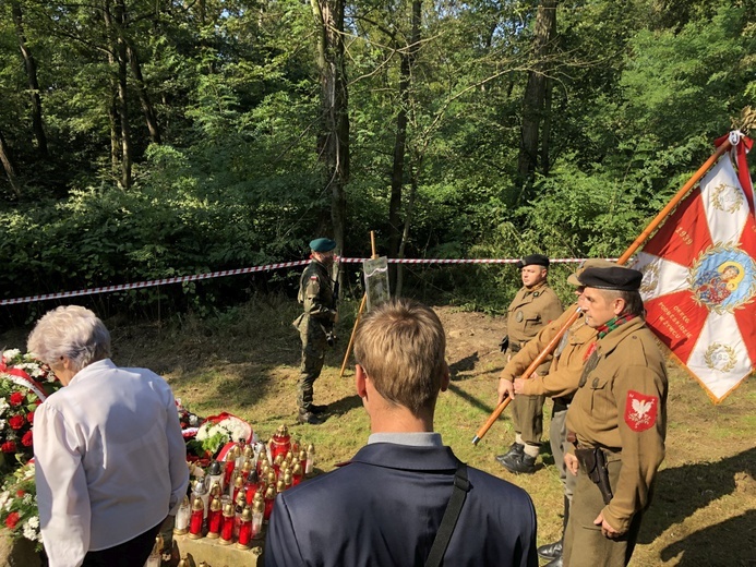 Uroczystość 74. rocznicy zbrodni na partyzantach "Bartka" - na Scharfenbergu