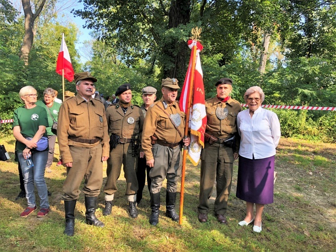 Uroczystość 74. rocznicy zbrodni na partyzantach "Bartka" - na Scharfenbergu