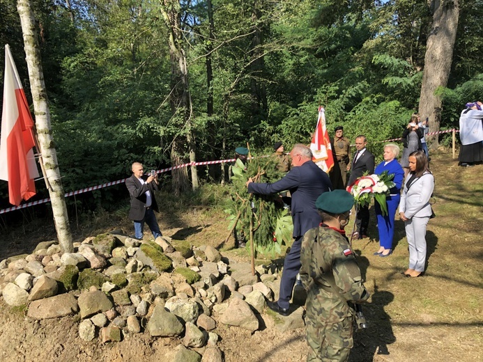 Uroczystość 74. rocznicy zbrodni na partyzantach "Bartka" - na Scharfenbergu