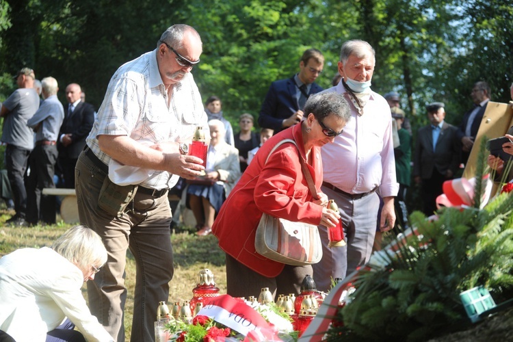 Uroczystość 74. rocznicy zbrodni na partyzantach "Bartka" - na Scharfenbergu