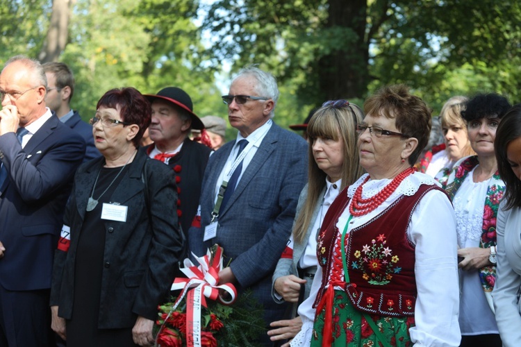 Uroczystość 74. rocznicy zbrodni na partyzantach "Bartka" - na Scharfenbergu