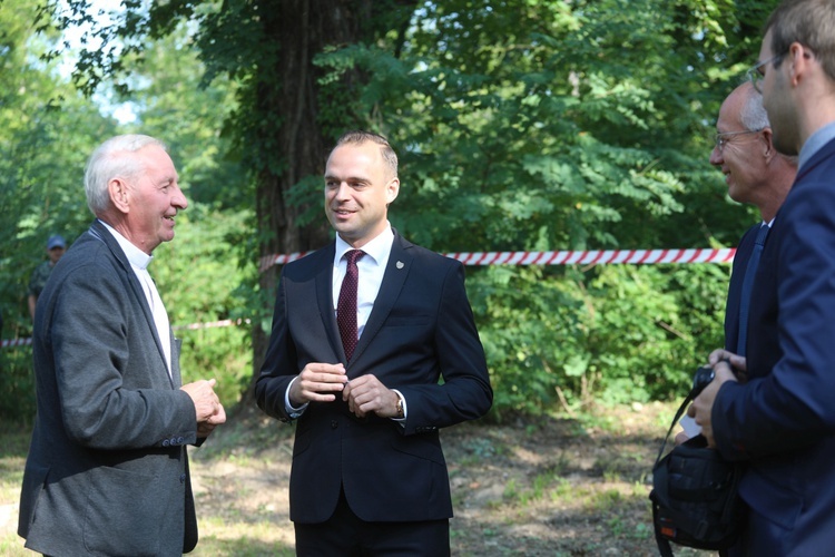 Uroczystość 74. rocznicy zbrodni na partyzantach "Bartka" - na Scharfenbergu