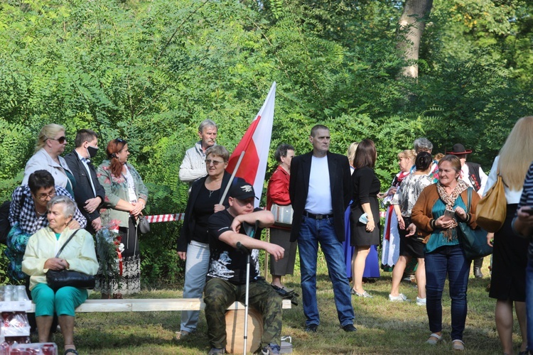 Uroczystość 74. rocznicy zbrodni na partyzantach "Bartka" - na Scharfenbergu