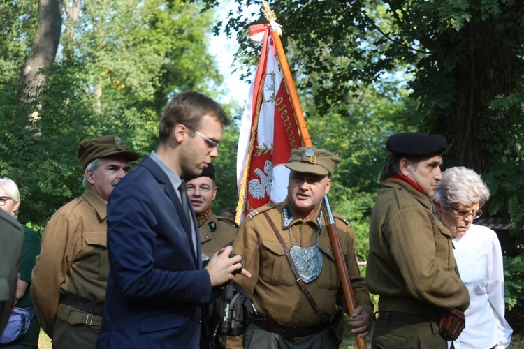 Uroczystość 74. rocznicy zbrodni na partyzantach "Bartka" - na Scharfenbergu