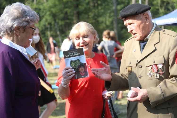 Alicja Flame-Reinhardt, Barbara Dybczak i Władysław Sanetra po uroczystości w Starym Grodkowie.