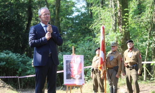 Prof. Krzysztof Szwagrzyk przy kurhanie na Scharfenbergu.