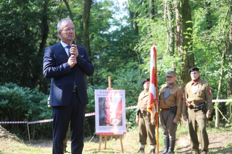 Prof. Krzysztof Szwagrzyk przy kurhanie na Scharfenbergu.