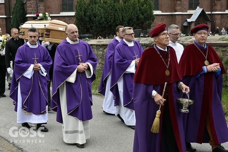 Nowa Ruda Słupiec. Pogrzeb ks. Dariusza Kowalczuka