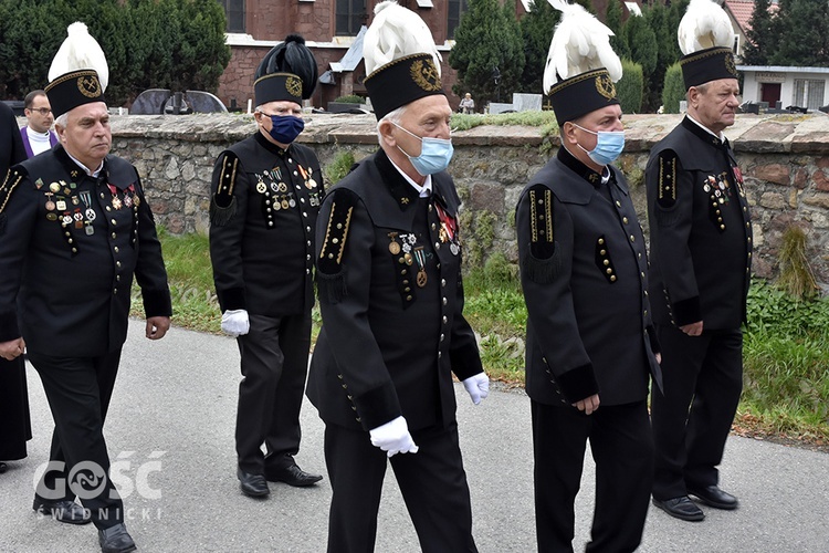 Nowa Ruda Słupiec. Pogrzeb ks. Dariusza Kowalczuka