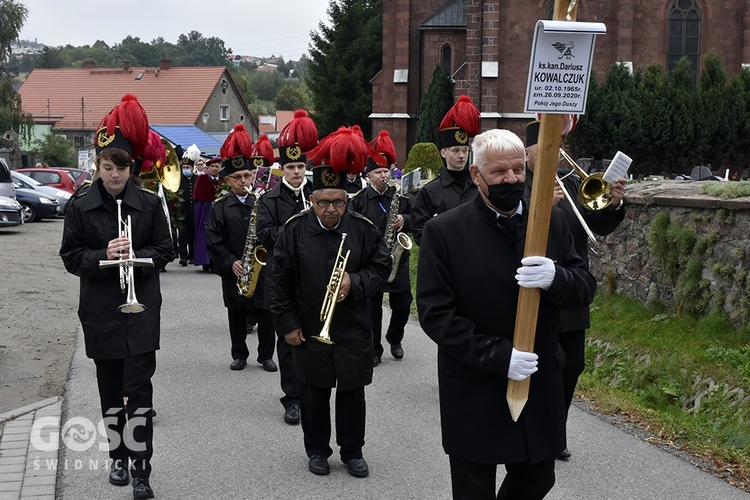 Nowa Ruda Słupiec. Pogrzeb ks. Dariusza Kowalczuka