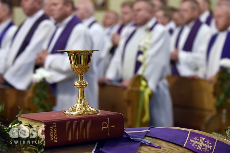 Nowa Ruda Słupiec. Pogrzeb ks. Dariusza Kowalczuka