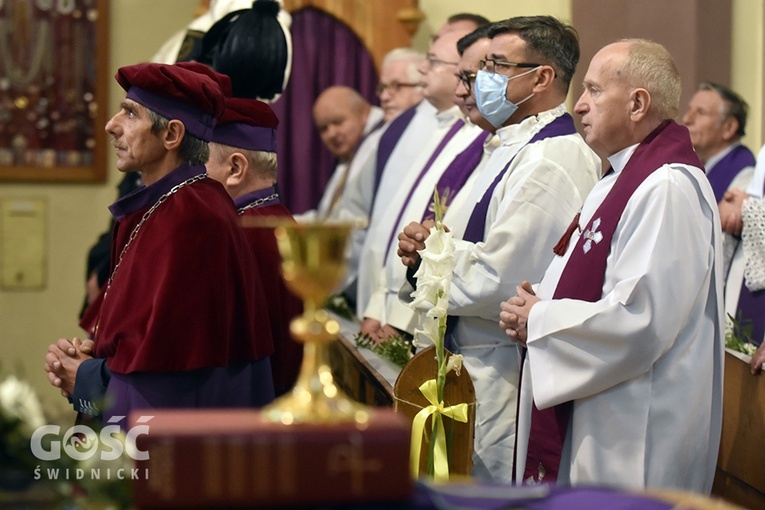 Nowa Ruda Słupiec. Pogrzeb ks. Dariusza Kowalczuka