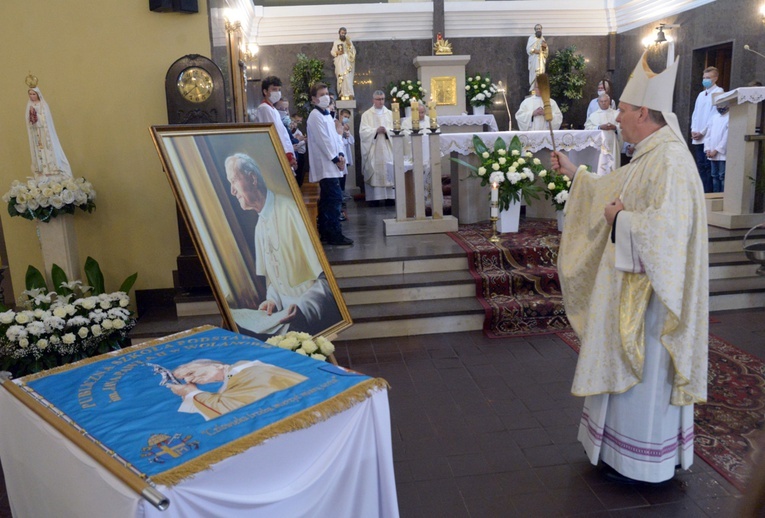 Sztandar szkoły i portret św. Jana Pawła, który zawisł w głównym holu szkoły, poświęcił bp Piotr Turzyński.