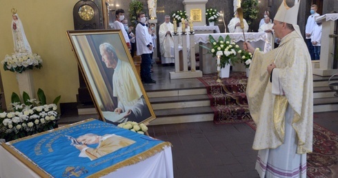 Sztandar szkoły i portret św. Jana Pawła, który zawisł w głównym holu szkoły, poświęcił bp Piotr Turzyński.