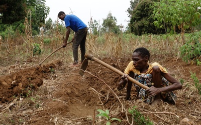 Polska Fundacja dla Afryki chce pomóc mieszkańcom Kiabakarii w zakupie sprzętu rolniczego 