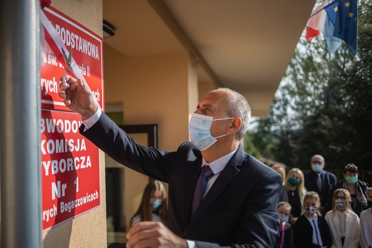 Wójt gminy Stare Bogaczowice Mirosław Lech odsłonił tablicę z nową nazwą szkoły.