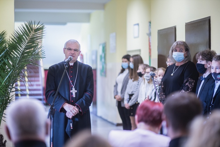 ​Uroczystość nadania SP w Starych Bogaczowicach im. św. Jana Pawła II. 