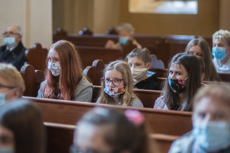 ​Uroczystość nadania SP w Starych Bogaczowicach im. św. Jana Pawła II. 