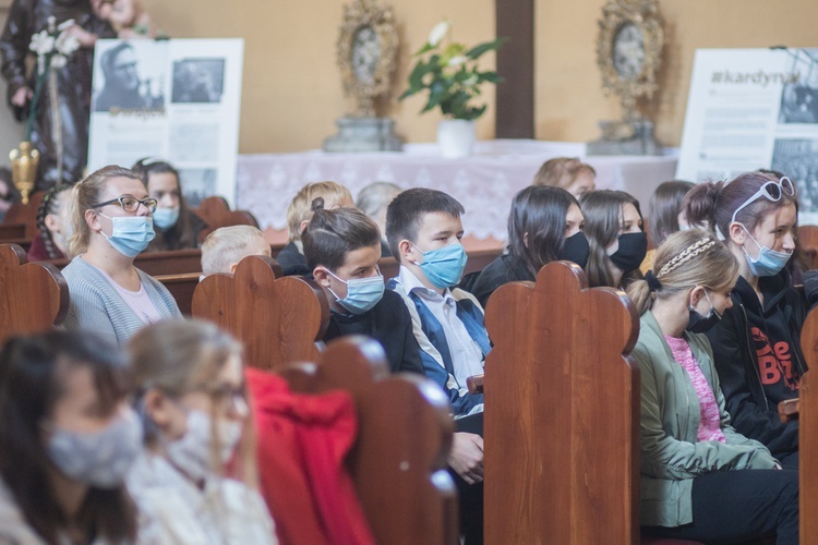 ​Uroczystość nadania SP w Starych Bogaczowicach im. św. Jana Pawła II. 