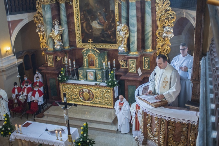 ​Uroczystość nadania SP w Starych Bogaczowicach im. św. Jana Pawła II. 