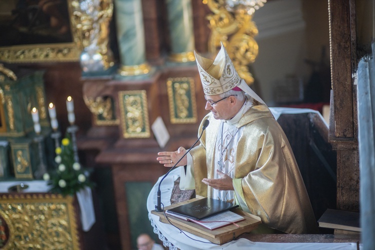 ​Uroczystość nadania SP w Starych Bogaczowicach im. św. Jana Pawła II. 