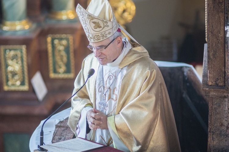 ​Uroczystość nadania SP w Starych Bogaczowicach im. św. Jana Pawła II. 