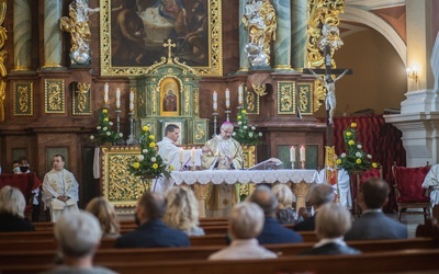 ​Uroczystość nadania SP w Starych Bogaczowicach im. św. Jana Pawła II. 