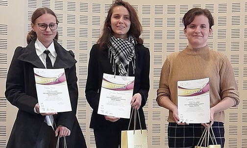 Na podium trzy licealistki 