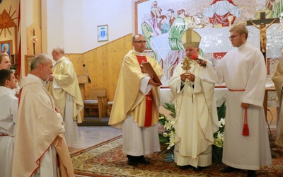 Przekazanie relikwi św. Jana Pawła II parafii w Turce.