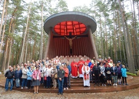 Jubileuszową pielgrzymkę uwieczniono na wspólnej fotografii.