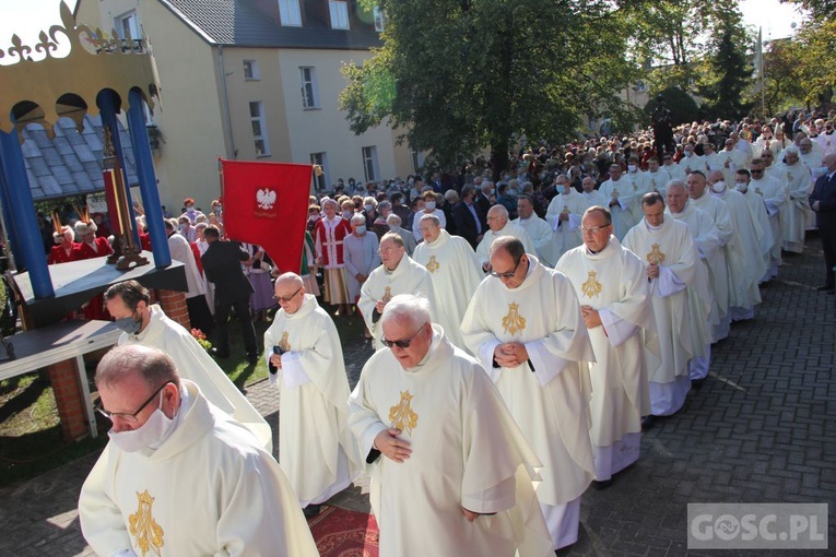 Odpust różańcowy i wręczenie diecezjalnych odznaczeń w Rokitnie