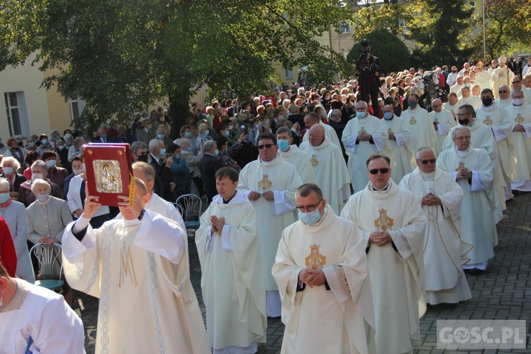 Odpust różańcowy i wręczenie diecezjalnych odznaczeń w Rokitnie