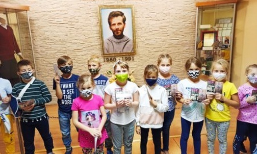 Uczniowie łękawickiej podstawówki w szkolnej Izbie Pamięci wspominali patrona