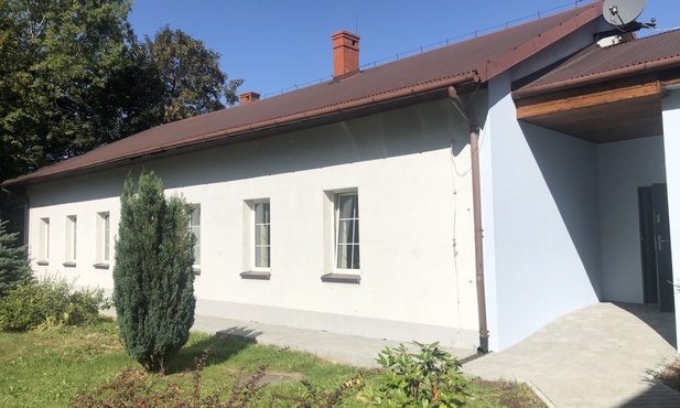W wyremontowanym budynku Nadziei i przyjaznym otoczeniu przyrody znalazły swoje miejsce pięknie wyposażone gabinety terapeutyczne i sale grupowych spotkań.