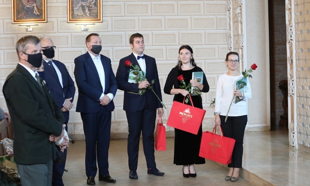 Wykonawcy finałowego koncertu "Vox humana" (od prawej): Ewelina Bachul, Zuzanna Kłaptocz i Radosław Szostak.