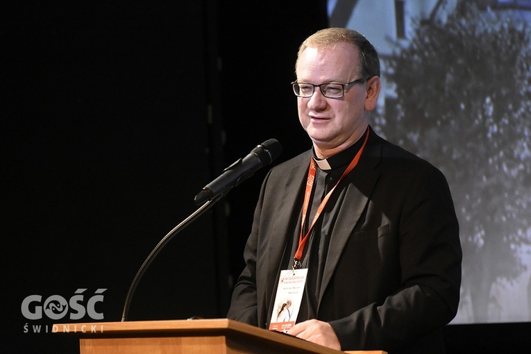 Ks. Wojciech Węgrzyniak w czasie konferencji kongresowej.