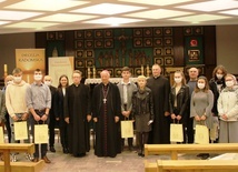 Z bp. Adamem Odzimkiem, ks. Jackiem Kucharskim (obok) i ks. Marcinem Rogalą finaliści konkursu oraz ich opiekunowie. Z lewej stoi Wojciech Jarzembiński.