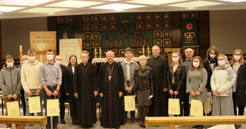 Z bp. Adamem Odzimkiem, ks. Jackiem Kucharskim (obok) i ks. Marcinem Rogalą finaliści konkursu oraz ich opiekunowie. Z lewej stoi Wojciech Jarzembiński.