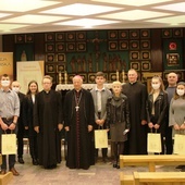 Z bp. Adamem Odzimkiem, ks. Jackiem Kucharskim (obok) i ks. Marcinem Rogalą finaliści konkursu oraz ich opiekunowie. Z lewej stoi Wojciech Jarzembiński.