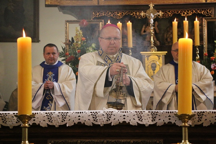 Bp Karol Kulczycki w swoich rodzinnych stronach - Msza św. w Czerninie