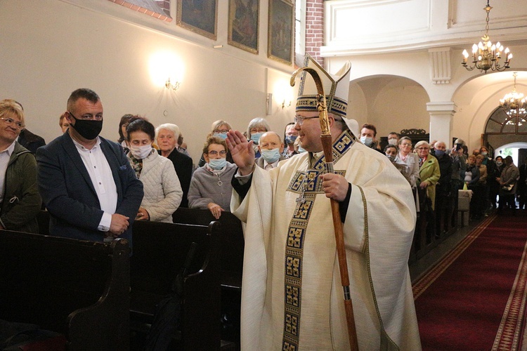 Bp Karol Kulczycki w swoich rodzinnych stronach - Msza św. w Czerninie