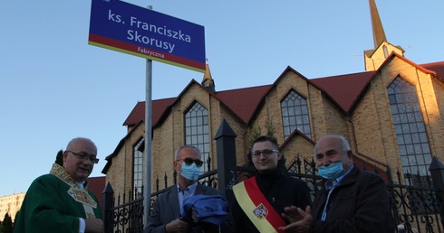 Skwer na Muchoborze Małym we Wrocławiu i film. Ks. Franciszek Skorusa upamiętniony