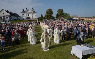 Pielgrzymce, w której wzięło udział  około tysiąc osób, przewodniczył bp Piotr Turzyński.