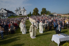 Pielgrzymce, w której wzięło udział  około tysiąc osób, przewodniczył bp Piotr Turzyński.