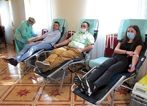 Parafianie nie potrzebowali specjalnej zachęty, by ofiarować ten cenny dar.