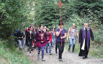 Wrześniowa wędrówka młodych i dorosłych drogą męki Pańskiej.