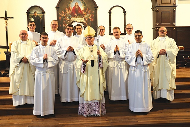 	Alumni z rektorem WSSD ks. Markiem Pankiem (pierwszy z lewej), abp. Wiktorem Skworcem (w środku) i opiekunem rocznika ks. Pawłem Tilem (pierwszy z prawej).